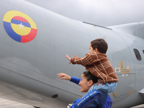 Capitán de la Fuerza Aeroespacial: Madre, militar y orgullo de Colombia