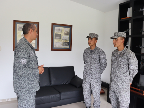 Hermanos gemelos se convierten en Soldados Profesionales de su Fuerza Aeroespacial Colombiana 