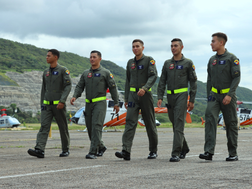 Compromiso con el país: inicia el curso 100 de pilotos de helicópteros