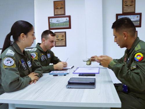 Oficiales inician curso de helicóptero con participación de Fuerza Aérea de Chile