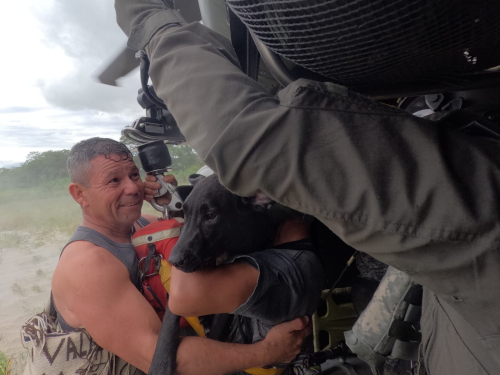 12 personas y sus mascotas fueron salvadas por helicóptero en El Dorado, Meta