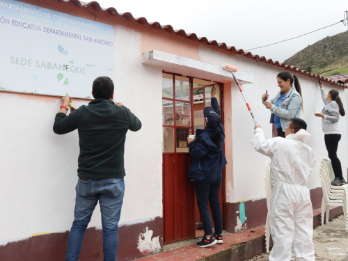 Alianzas solidarias transforman la Escuela Rural Sabaneque para estudiantes más felices