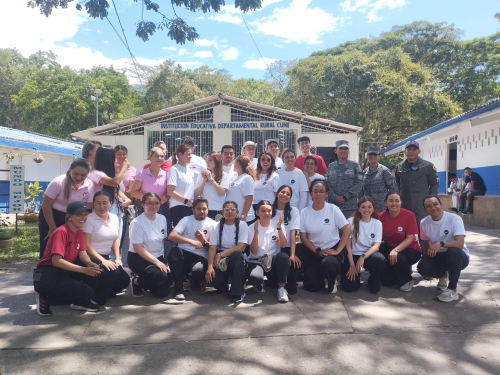 Institución Educativa Cune es beneficiada con pupitres y kits escolares