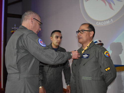 Base Aérea de Puerto Salgar, recibe doble distinción por liderazgo en seguridad