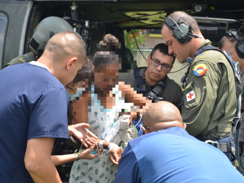 De manera oportuna la Fuerza Aeroespacial Colombiana, a través del Comando Aéreo de Combate No. 5, efectuó el traslado aeromédico desde la ciudad de Quibdó, Chocó, hacia Medellín, de una mujer de 18 años en estado de gestación, quien presentaba complicaciones prenatales asociadas a un embarazo de alto riesgo. La misión, desarrollada en coordinación con el Centro Nacional de Recuperación de Personal, CENRP, se llevó a cabo a bordo de un helicóptero UH-60 Black Hawk en configuración “Ángel”, especialmente equ