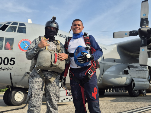Dos hermanos unidos por la misma pasión: El paracaidismo militar