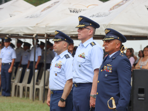 El Comando Aéreo de Combate N° 4 recibe con honores a su nuevo comandante