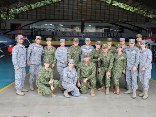Oficiales en Curso de Información Militar conocen capacidades del Comando Aéreo de Combate N°4