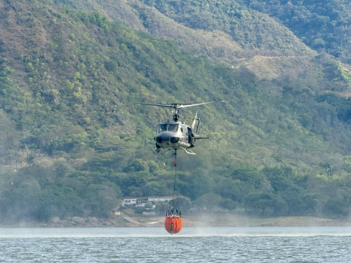 La lucha contra los incendios forestales continúa: operación aérea llega a Prado