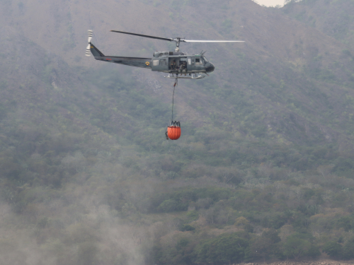 Avanzan operaciones aéreas para contener incendio forestal en Prado, Tolima