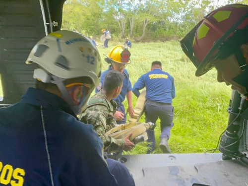 Fuerza Aeroespacial traslada bomberos y equipos para atender incendio en Riosucio, Chocó