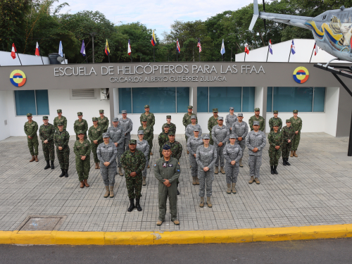 Oficiales en Curso de Información Militar conocen capacidades del Comando Aéreo de Combate N°4