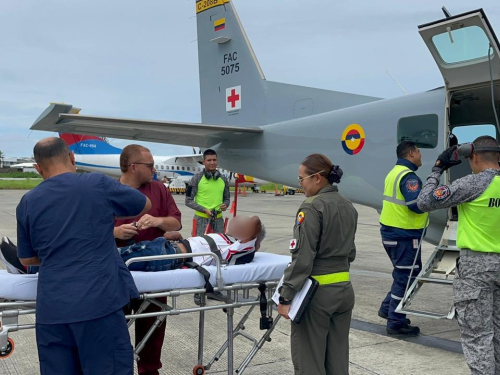 Adulto mayor es atendido desde Providencia en un traslado aeromédico 