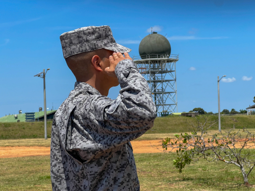 Un soldado del aire que cruza fronteras e inspira a servir