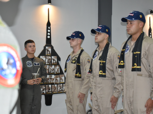 Oficiales navales recibieron tradicional bufanda de vuelo al finalizar instrucción en tierra 