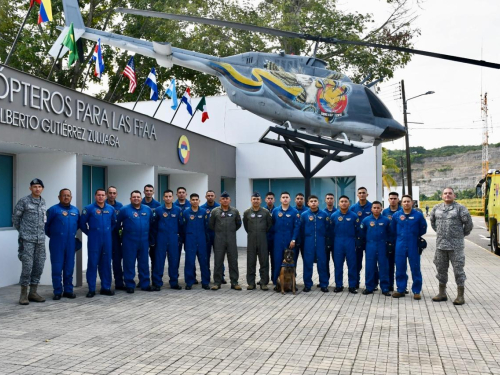 Veinte y tres valerosos hombres, conforman los bomberos aeronáuticos en Melgar