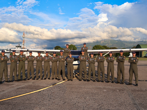 Nueva generación de pilotos militares adquieren habilidades para proteger a la ciudadanía  