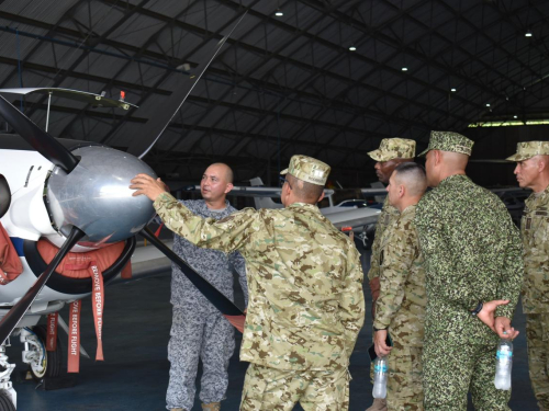 Visita estratégica fortalece formación de Suboficiales en estudios de alta jerarquía