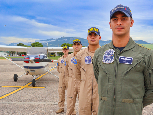 Oficiales Navales vuelan solos por primera vez en una aeronave Cessna172S