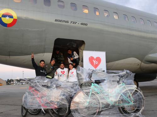 Pedaleando por cielo y tierra para el bienestar de la niñez en Mitú