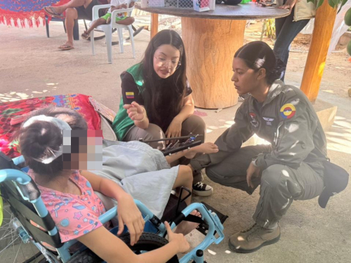 Entrega de sillas de ruedas beneficia a menores en La Guajira