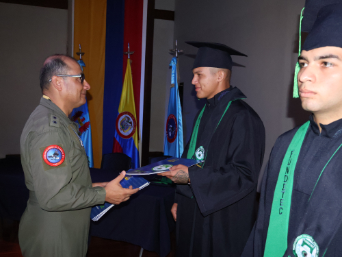 Soldados de Aviación cursan el bachillerato mientras prestan el servicio militar