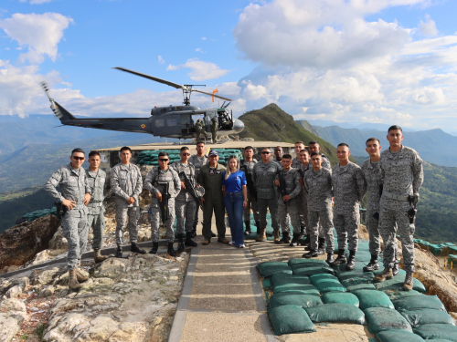 A más de mil metros de altura, soldados reciben reconocimiento en Cundinamarca