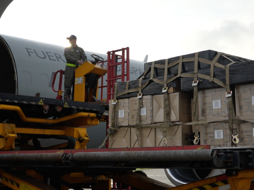 En un C-40 transportamos herramientas tecnológicas para estudiantes de la Guajira 