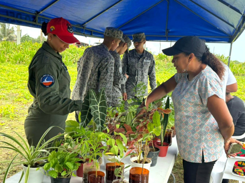 Emprendimientos y talento local protagonizan feria comunitaria en San Andrés