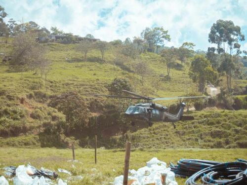Helicóptero Black Hawk transporta insumos vitales para reparar acueductos en Ebéjico, Antioquia
