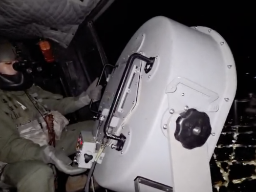 Desde un helicóptero HUEY-II, mensajes aéreos promueven la seguridad y tranquilidad ciudadana