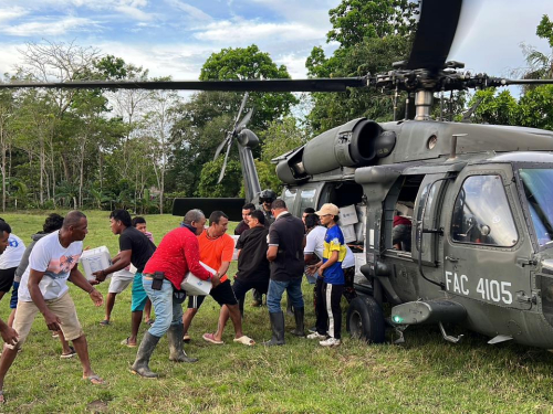 Ayuda fue transportada en helicópteros a comunidades damnificadas por lluvias en Córdoba
