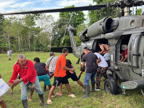 Ayuda fue transportada en helicópteros a comunidades damnificadas por lluvias en Córdoba