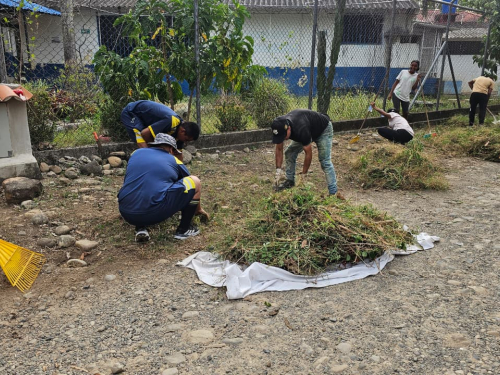 Jornada comunitaria mejoró espacios educativos en La Esmeralda