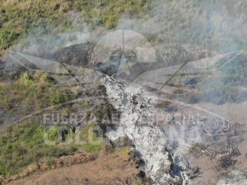 Bomberos Aeronáuticos atienden incendio forestal en Malambo, Atlántico
