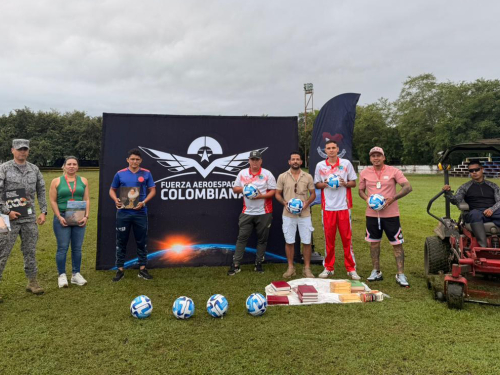 Comunidad de Puerto Salgar recibe cancha renovada, balones y donación de libros 