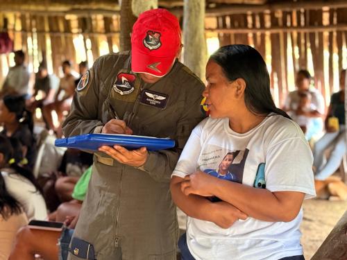 Entrega de kits escolares beneficia a comunidad indígena en Leticia