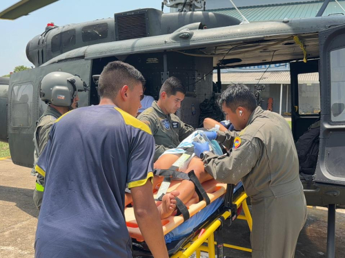 Mujer embarazada en estado crítico es trasladada por su Fuerza Aeroespacial Colombiana