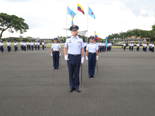 El poder aéreo del suroccidente honra 13 años con ascensos y medallas 