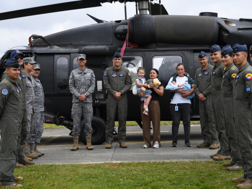 Emotivo encuentro con Angelita, la niña que nació en un helicóptero
