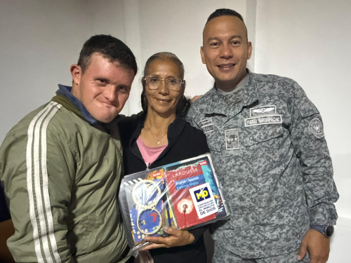 Kits escolares impulsa el aprendizaje de personas con discapacidad en Funza, Cundinamarca