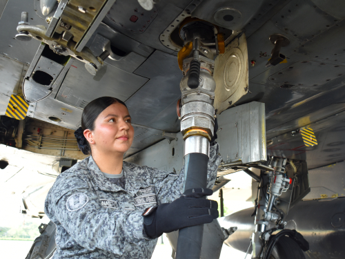 Nataly Salinas Suboficial con las botas bien puestas que abastece aeronaves militares