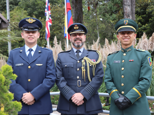 Oficiales colombianos cruzan fronteras entorno a la vocación militar