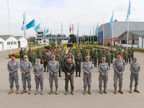 Suboficiales de alta jerarquía fortalecen su liderazgo durante visita al CAMAN