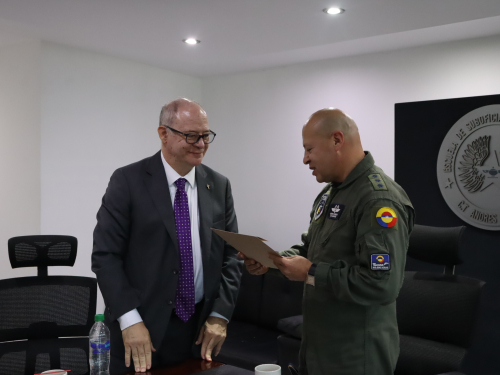 Fuerza Aeroespacial Colombiana recibe visita universitaria para fortalecer las capacidades tecnológicas