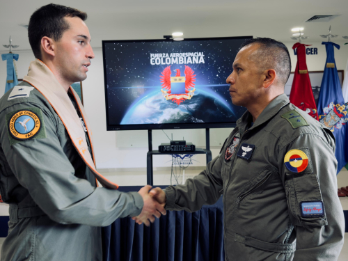 Oficiales chilenos alcanzan hito operativo en la Escuela Internacional de Helicópteros
