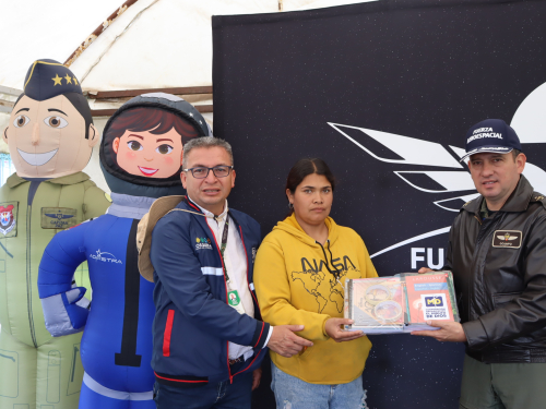 Entrega de kits escolares promueve la educación en la vereda El Pencal