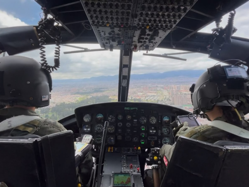 Desde los cielos de Bogotá, la FAC vela por la seguridad de la jornada electoral.