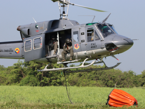 Tripulaciones entrenan para la atención de incendios forestales con sistema Bambi Bucket
