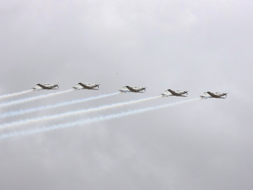 Hoy en cielo y tierra la Fuerza Aeroespacial desfiló por los colombianos